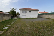 Dpt Vendée (85), à louer à l'année  BEAUVOIR SUR MER maison 3 chambres et 1 bureau sur 2 niveaux - Terrain de 981 m² 