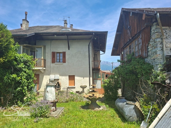 Lot de 2 maisons + grange avec cour et jardin, à vendre à PLANAISE (73)