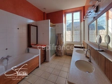 For sale - Character property with great potential - 14 rooms - Saint-Hélène-du-Lac (73800)