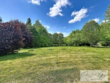 (72) A vendre – Terrain et habitations de loisirs sur environ 1 hectare – Proche de Montval-sur-Loir