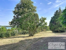 FOR SALE – LOIR VALLEY, FRANCE – CHARACTER STONE HOUSE – 6 ROOMS – 190 M² – 3,607 M² PLOT – STUNNING LAKE VIEWS