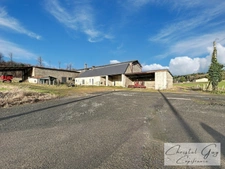A vendre Vaas (72500), 10 minutes de Montval sur Loir, entre Tours et Le Mans – En campagne, ensemble immobilier comprenant un vaste entrepôt et une maison d'habitation