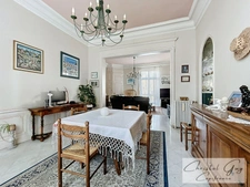 Elegant townhouse, in the heart of MONTVAL-SUR-LOIR (72), 6 bedrooms, 2090 m² plot