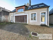 Elegant townhouse, in the heart of MONTVAL-SUR-LOIR (72), 6 bedrooms, 2090 m² plot