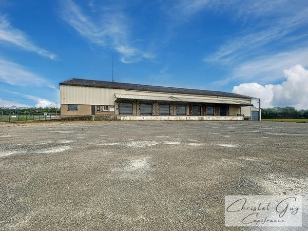 À vendre – Grand site logistique avec entrepôts, bureaux et stockage extérieur – Montval-sur-Loir (72)