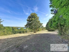FOR SALE – LOIR VALLEY, FRANCE – CHARACTER STONE HOUSE – 6 ROOMS – 190 M² – 3,607 M² PLOT – STUNNING LAKE VIEWS
