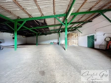 A vendre Vaas (72500), 10 minutes de Montval sur Loir, entre Tours et Le Mans – En campagne, ensemble immobilier comprenant un vaste entrepôt et une maison d'habitation