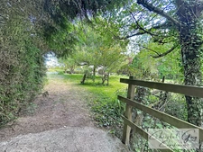(72) A vendre – Terrain et habitations de loisirs sur environ 1 hectare – Proche de Montval-sur-Loir