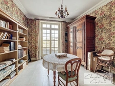 Elegant townhouse for sale, 12 rooms, 7 bedrooms, town centre Montval sur Loir (72500) 