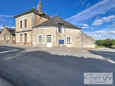 MONTVAL SUR LOIR (72) Maison de village à vendre 5 chambres, grange, appentis, cave et 1345 m² de terrain