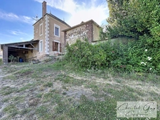 MONTVAL SUR LOIR (72) Maison de village à vendre 5 chambres, grange, appentis, cave et 1345 m² de terrain