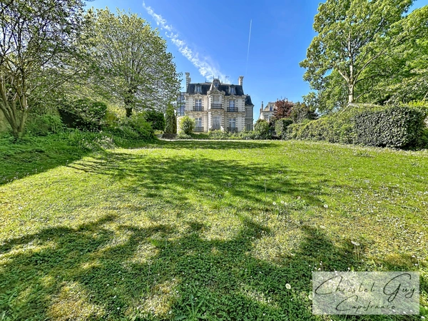 Maison de Maître, coeur de ville MONTVAL-SUR-LOIR (72), 6 chambres, terrain 2090 m²