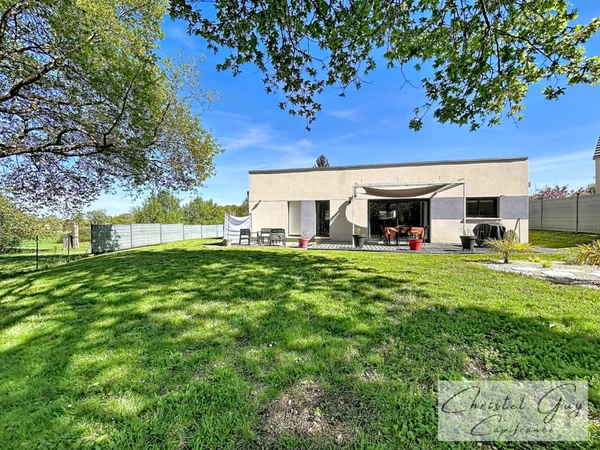 Maison contemporaine plain-pied à vendre 3 chambres, garage, 800 m2 terrain, CHATEAU LA VALLIERE (37), 30 minutes de Tours