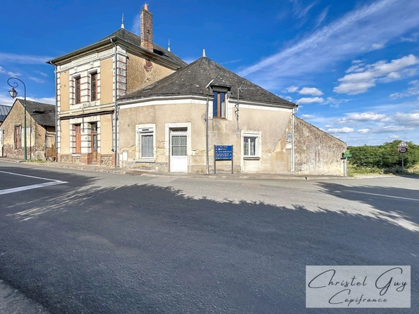 MONTVAL SUR LOIR (72) Maison de village à vendre 5 chambres, grange, appentis, cave et 1345 m² de terrain