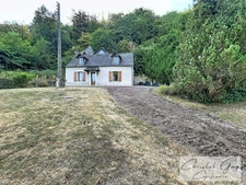 FOR SALE – LOIR VALLEY, FRANCE – CHARACTER STONE HOUSE – 6 ROOMS – 190 M² – 3,607 M² PLOT – STUNNING LAKE VIEWS