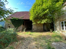 Maison à rénover avec grange et terrain