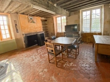 Former 18th-century farmhouse – 130 m², outbuildings and over 4,000 m² of land