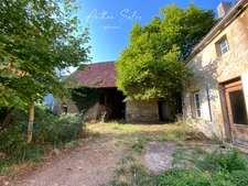 Maison à rénover avec grange et terrain