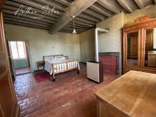 Former 18th-century farmhouse – 130 m², outbuildings and over 4,000 m² of land