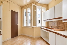 Paris 16th arrondissement, Auteuil area, 6-room apartment close to amenities