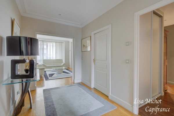 Saint-James, Appartement 4 pièces entièrement rénové au sein d'une résidence de standing