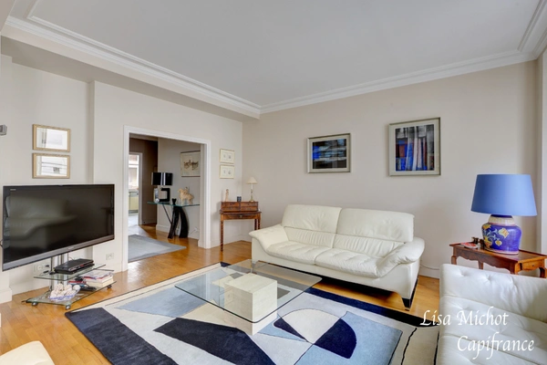Saint-James, Appartement 4 pièces entièrement rénové au sein d'une résidence de standing