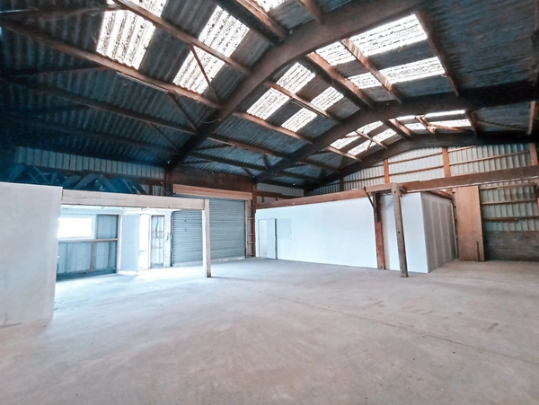 Local/bureau à louer ETAMPES (91) dans ZA proche RN20, idéal pour artisan ou activité de stockage