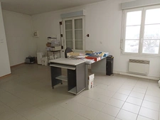 Dpt Seine et Marne (77), à vendre locaux de plain pied face à la gare de Nemours