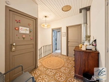 À AZILLE – MAISON BOURGEOISE RÉNOVÉE DE 259 M² AVEC 5 CHAMBRES, JARDIN PISCINABLE, PUITS ET GARAGE