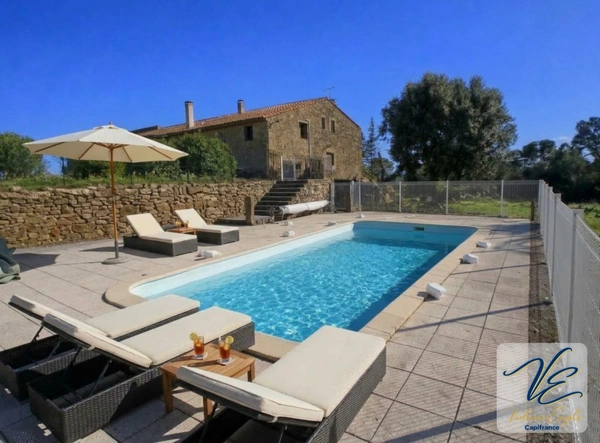 Domaine de caractère – 46 ha, mas en pierre, vignoble bio AOC, gîtes et piscine – Minervois