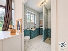 À AZILLE – MAISON BOURGEOISE RÉNOVÉE DE 259 M² AVEC 5 CHAMBRES, JARDIN PISCINABLE, PUITS ET GARAGE