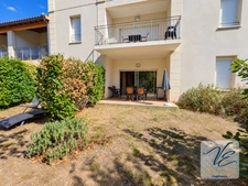 AZILLE – CHÂTEAU DE JOUARRES – APPARTEMENT MEUBLÉ EN REZ-DE-CHAUSSÉE AVEC TERRASSE ET PISCINE
