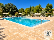 AZILLE – CHÂTEAU DE JOUARRES – APPARTEMENT MEUBLÉ EN REZ-DE-CHAUSSÉE AVEC TERRASSE ET PISCINE