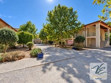 AZILLE – CHÂTEAU DE JOUARRES – APPARTEMENT MEUBLÉ EN REZ-DE-CHAUSSÉE AVEC TERRASSE ET PISCINE