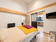 À AZILLE – MAISON BOURGEOISE RÉNOVÉE DE 259 M² AVEC 5 CHAMBRES, JARDIN PISCINABLE, PUITS ET GARAGE