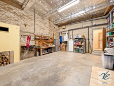 À AZILLE – MAISON BOURGEOISE RÉNOVÉE DE 259 M² AVEC 5 CHAMBRES, JARDIN PISCINABLE, PUITS ET GARAGE