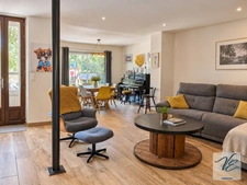 À AZILLE – MAISON BOURGEOISE RÉNOVÉE DE 259 M² AVEC 5 CHAMBRES, JARDIN PISCINABLE, PUITS ET GARAGE