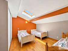 MAISON DE CARACTÈRE – 6 CHAMBRES, ASCENSEUR, TERRASSE ET VUE SUR LES VIGNES – VILLEDAIGNE