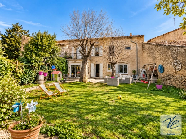 À AZILLE – MAISON BOURGEOISE RÉNOVÉE DE 259 M² AVEC 5 CHAMBRES, JARDIN PISCINABLE, PUITS ET GARAGE