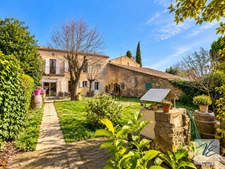 À AZILLE – MAISON BOURGEOISE RÉNOVÉE DE 259 M² AVEC 5 CHAMBRES, JARDIN PISCINABLE, PUITS ET GARAGE
