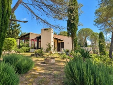 Maison d’architecte atypique avec jardin arboré, terrasses et spa à Lézignan-Corbières