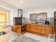 MAISON DE CARACTÈRE – 6 CHAMBRES, ASCENSEUR, TERRASSE ET VUE SUR LES VIGNES – VILLEDAIGNE