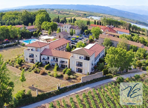 AZILLE – CHÂTEAU DE JOUARRES – APPARTEMENT MEUBLÉ EN REZ-DE-CHAUSSÉE AVEC TERRASSE ET PISCINE