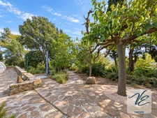 ARGENS-MINERVOIS – Maison de caractère avec 4 chambres, terrasses, jardin arboré et garage