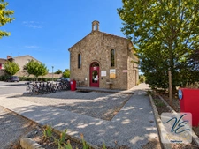 AZILLE – CHÂTEAU DE JOUARRES – APPARTEMENT MEUBLÉ EN REZ-DE-CHAUSSÉE AVEC TERRASSE ET PISCINE