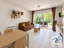 AZILLE – CHÂTEAU DE JOUARRES – APPARTEMENT MEUBLÉ EN REZ-DE-CHAUSSÉE AVEC TERRASSE ET PISCINE