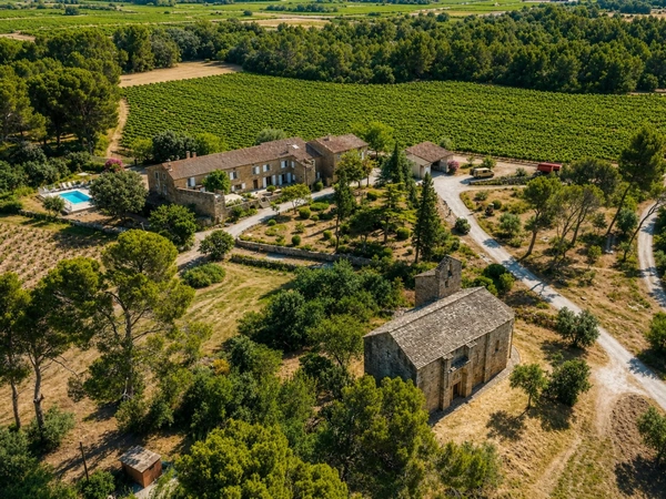 Domaine viticole d'exception de 47 hectares avec mas en pierre, gîtes et vignoble AOC Minervois – Hérault