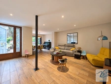 À AZILLE – MAISON BOURGEOISE RÉNOVÉE DE 259 M² AVEC 5 CHAMBRES, JARDIN PISCINABLE, PUITS ET GARAGE
