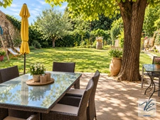 À AZILLE – MAISON BOURGEOISE RÉNOVÉE DE 259 M² AVEC 5 CHAMBRES, JARDIN PISCINABLE, PUITS ET GARAGE