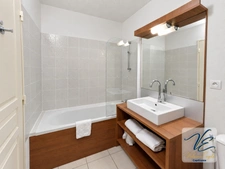 AZILLE – CHÂTEAU DE JOUARRES – APPARTEMENT MEUBLÉ EN REZ-DE-CHAUSSÉE AVEC TERRASSE ET PISCINE
